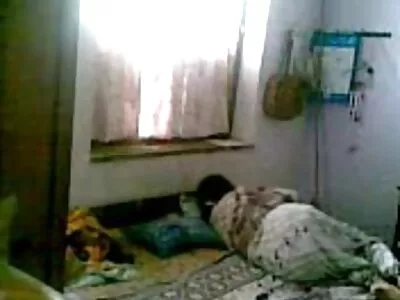 Người đàn ông di chuyển đến gần hơn đối thoại với lông phim nguoi lon nhat ban khong che L. của bạn gái
