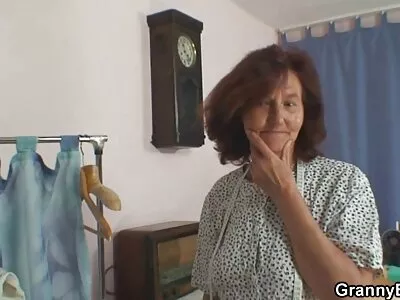 Nga cô bé với hình xăm trên  bụng bắt đầu mỗi buổi sáng với tình dục