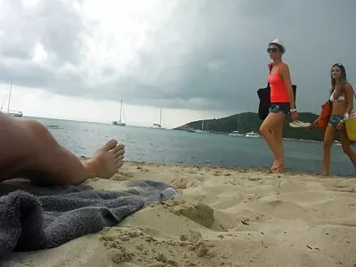 Hai lớn titted sluts choke trên một lớn  tinh ranh