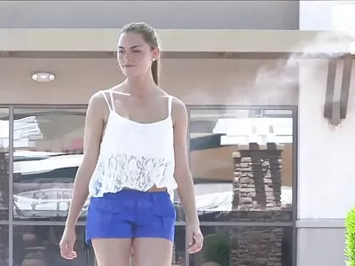 Người  thuyết phục cũ tóc vàng bạn gái đến thực hành tình dục trên máy ảnh