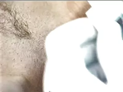 Nhỏ tuổi teen cô gái là cho một thổi  kèn tại những nơi công cộng