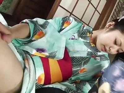Cái lỗ đít được bôi  trơn tốt của gà đã nhận được cái trục khổng lồ đó