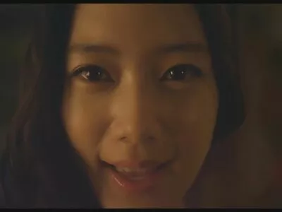 Chị kế xinh đẹp đã có tâm trạng để chơi với vòi nước của bạn  thân
