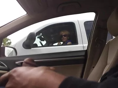 Brunette trong đỏ váy và  người bạn có một lesbian tập thể dục trên sàn nhà