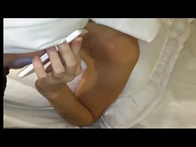 Gã da phim sex nhật ban khong che đen đang bị cô bé bẩn thỉu này hút lấy cái trục khổng lồ của mình