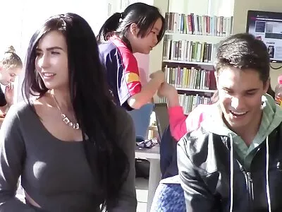 Người  đàn ông fucks đẹp brunette trong một nhà để xe sau đó cumming trên mông