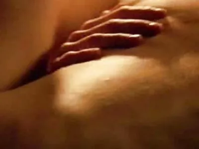 Giám đốc nổi tiếng phim sex gai xinh nhat ban khong che thư giãn trên đi văng với hai cô gái châu Âu đĩ điếm