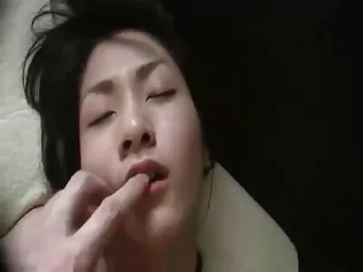 Brunette  Babe với một dầy mông toying cô ấy vẻ vang âm đạo lỗ