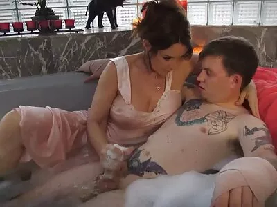 Con gà trống vào miệng của những chú gà con gợi cảm và đánh  bóng chúng đúng cách