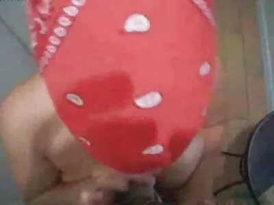 Brunette cô gái phim nhat ban khong che ngón tay mình trên trắng tấm và cho một thổi kèn