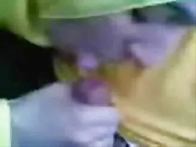Sau khi liếm quả đào không lông của cô xes nhat ban khong che ấy, người đàn ông đã hút vòi nước của mình