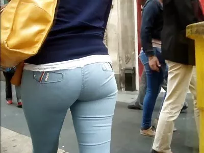 Chật tuổi teen cô gái liếm whipped kem off bạn trai của vòi nước