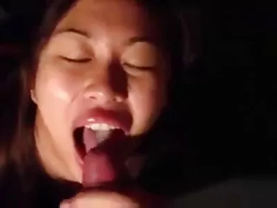 Em  bé với mái tóc đen và cô gái tóc vàng trên bàn bếp