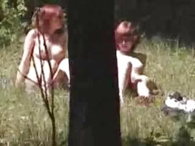 Người phục vụ chị hút thuốc nóng trẻ bitches  trong các trống cà phê cửa hàng
