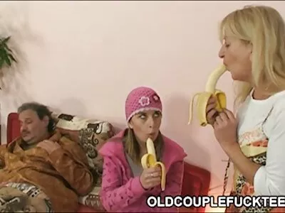 Đối tượng hấp dẫn trong vớ màu vàng cưỡi một lớn thịt  cực